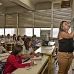 Professora com alunos em sala de aula