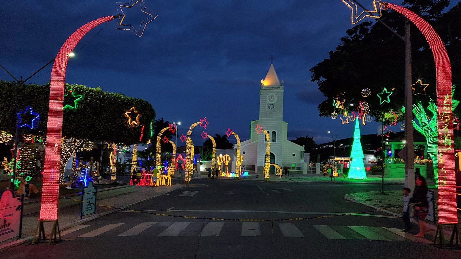 Iluminação de Natal em frente a catedral