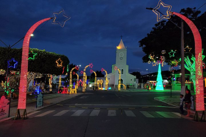 Iluminação de Natal em frente a catedral