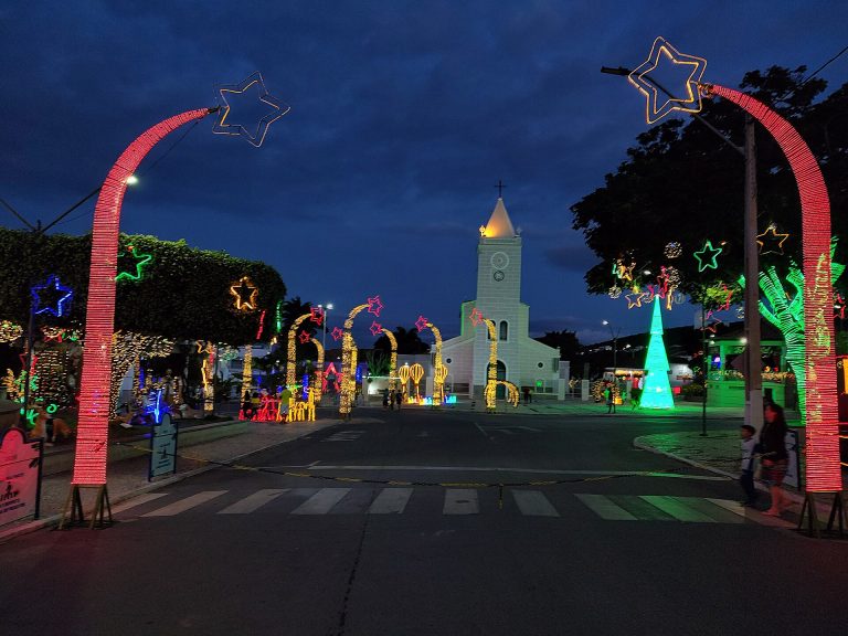 Iluminação de Natal em frente a catedral